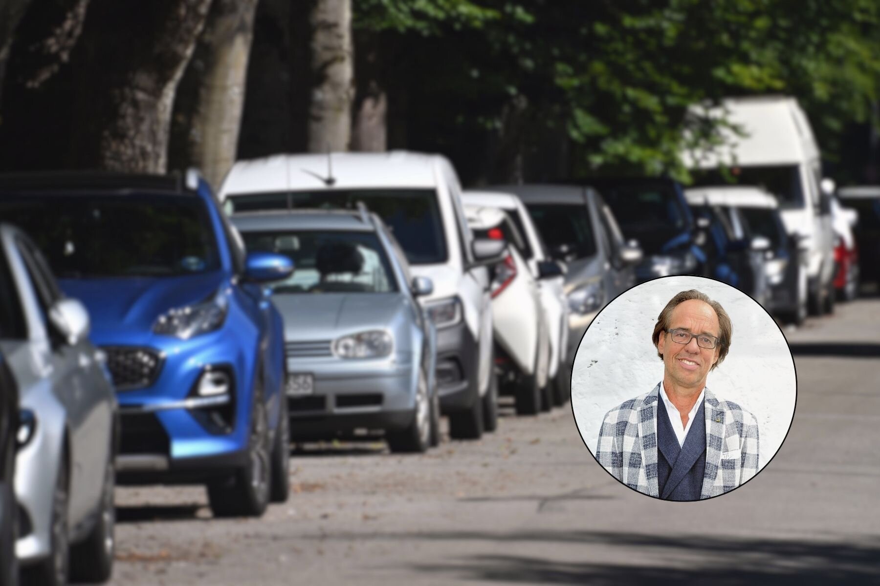 Viele Autos parken entlang einer baumbestandenen Straße. Ein Porträt eines Mannes.