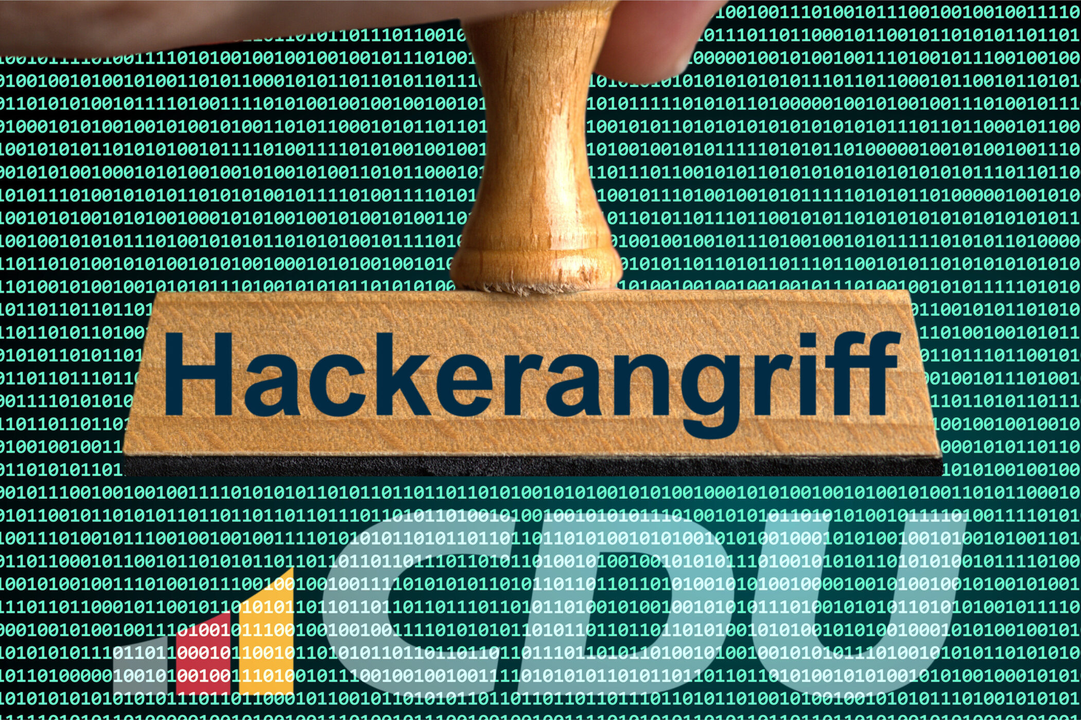 Holzstempel mit der Aufschrift „Hackerangriff“ vor Binärcode-Hintergrund.
