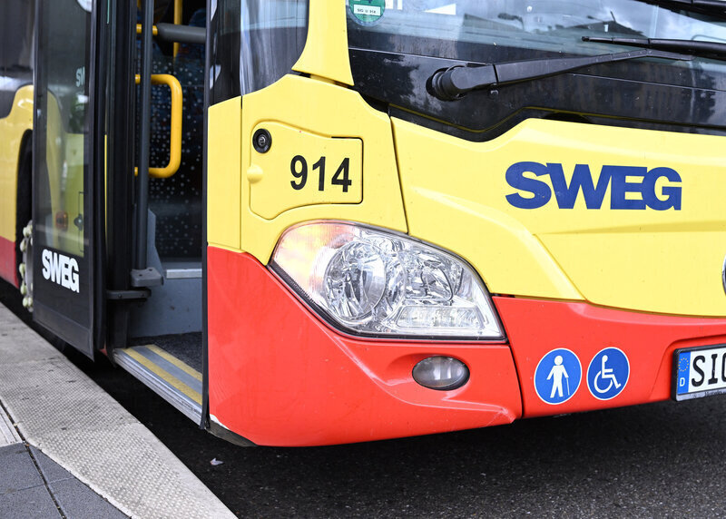 Vorderteil eines gelb-roten Busses mit SWEG-Logo und Nummer 914.