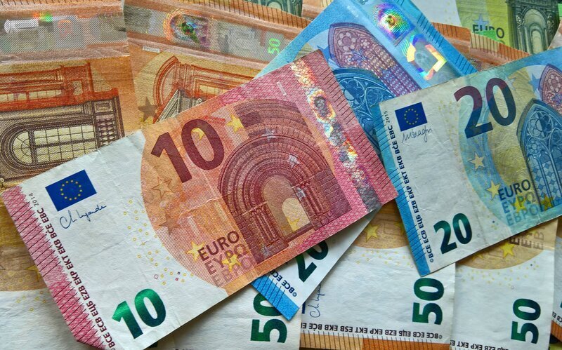 Mehrere Euro-Geldscheine, darunter 10, 20 und 50 Euro.